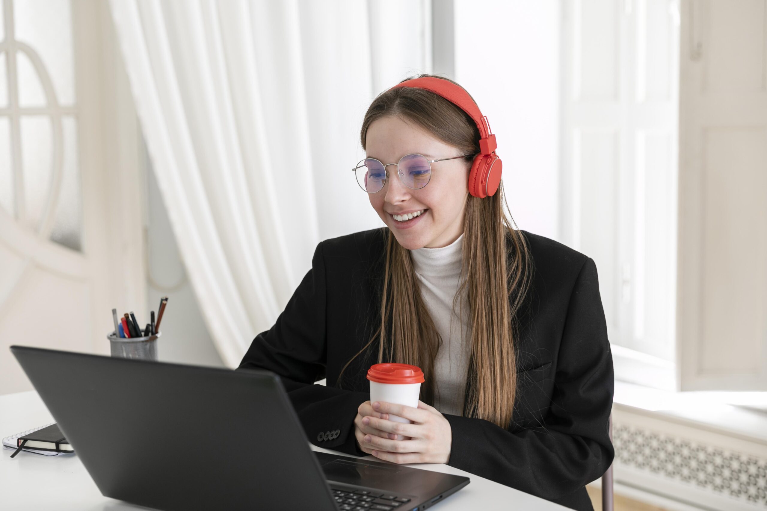 medium-shot-smiley-woman-holding-cup